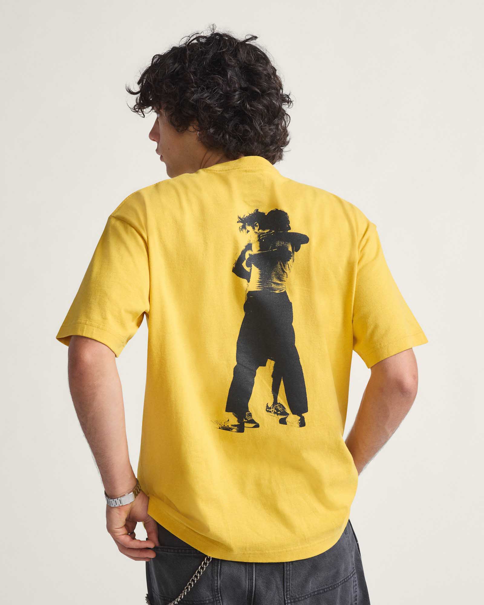 スケート HUG Tシャツ by Atiba Jefferson